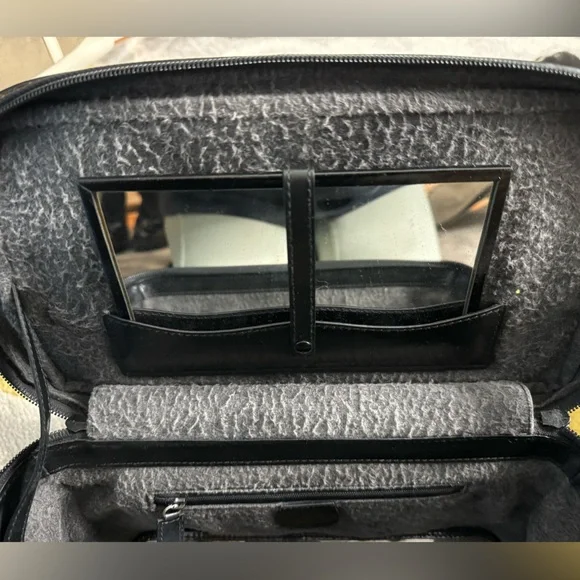 Vintage Gucci travel/makeup case with COA - Picture 7 of 11